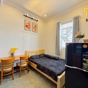 Cho Thuê Phòng Trọ Hiện Đại, Tiện Nghi – TT Home TT Home cung cấp hệ thống phòng trọ sạch sẽ, an ninh và đầy đủ tiện nghi, mang đến không gian sống thoải mái với chi phí hợp lý nhất. Sạch sẽ & Thoáng mát: Thiết kế tối ưu ánh sáng tự nhiên, không gian sinh hoạt gọn gàng, vệ sinh khép kín. Tiện nghi đầy đủ: Trang bị sẵn các nội thất cơ bản (điều hòa, nóng lạnh, kệ bếp, giường tủ...), chỉ cần xách vali vào ở. An ninh tuyệt đối: Giờ giấc tự do, khóa cổng thông minh/vân tay, hệ thống camera giám sát 24/7. Vị trí thuận tiện: Gần các trường đại học, khu văn phòng, chợ và các trục đường lớn. Chi phí minh bạch: Giá phòng rõ ràng, dịch vụ điện nước tính theo giá niêm yết, không phí ẩn. Thông tin liên hệ & Đặt lịch xem phòng: Hotline/Zalo: 093 9987 998